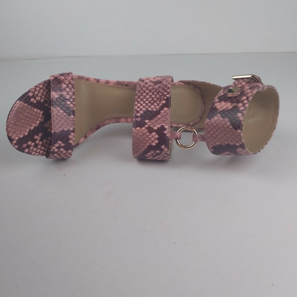 Michele  Kors Amos ankle strap sandal in shell pink snake skin print size 8.5 M - Picture 2 of 16